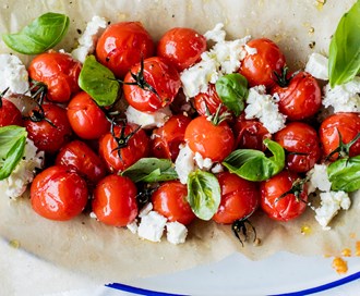 Bakte små tomater med feta og basilikum