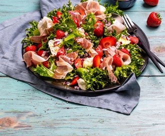 Crispisalat med rødløk, jordbær, mozzarella og spekeskinke