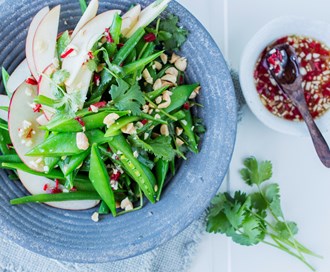 Aspargesbønner og sukkererter med Thai-dressing